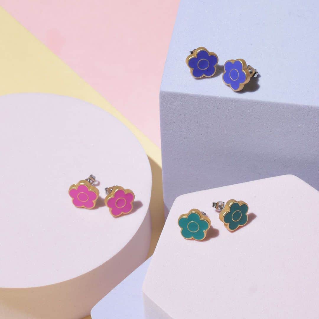 MARY QUANT officialのインスタグラム：「- #マットエポデイジーピアス - #MARYQUANT #2023AUTUMN #NEWITEMS #FASHION - #マリークヮント #ピアス #アクセ #アクセサリー」
