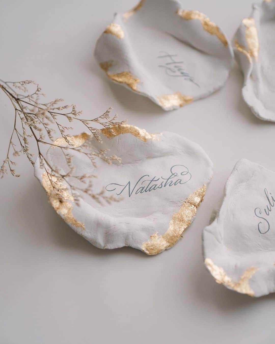 Veronica Halimさんのインスタグラム写真 - (Veronica HalimInstagram)「I created a handmade art piece for H+N's seating place card. Shaping these unique forms was an enjoyable process, inspired by the graceful curves and organic shapes of leaves to complement the forest theme. — #calligraphy #calligraphylifestyle #nameplate #weddingstationery #artobject #カリグラフィー　#カリグラフィースタイリング #カリグラフィーライフスタイル」9月13日 13時45分 - truffypi
