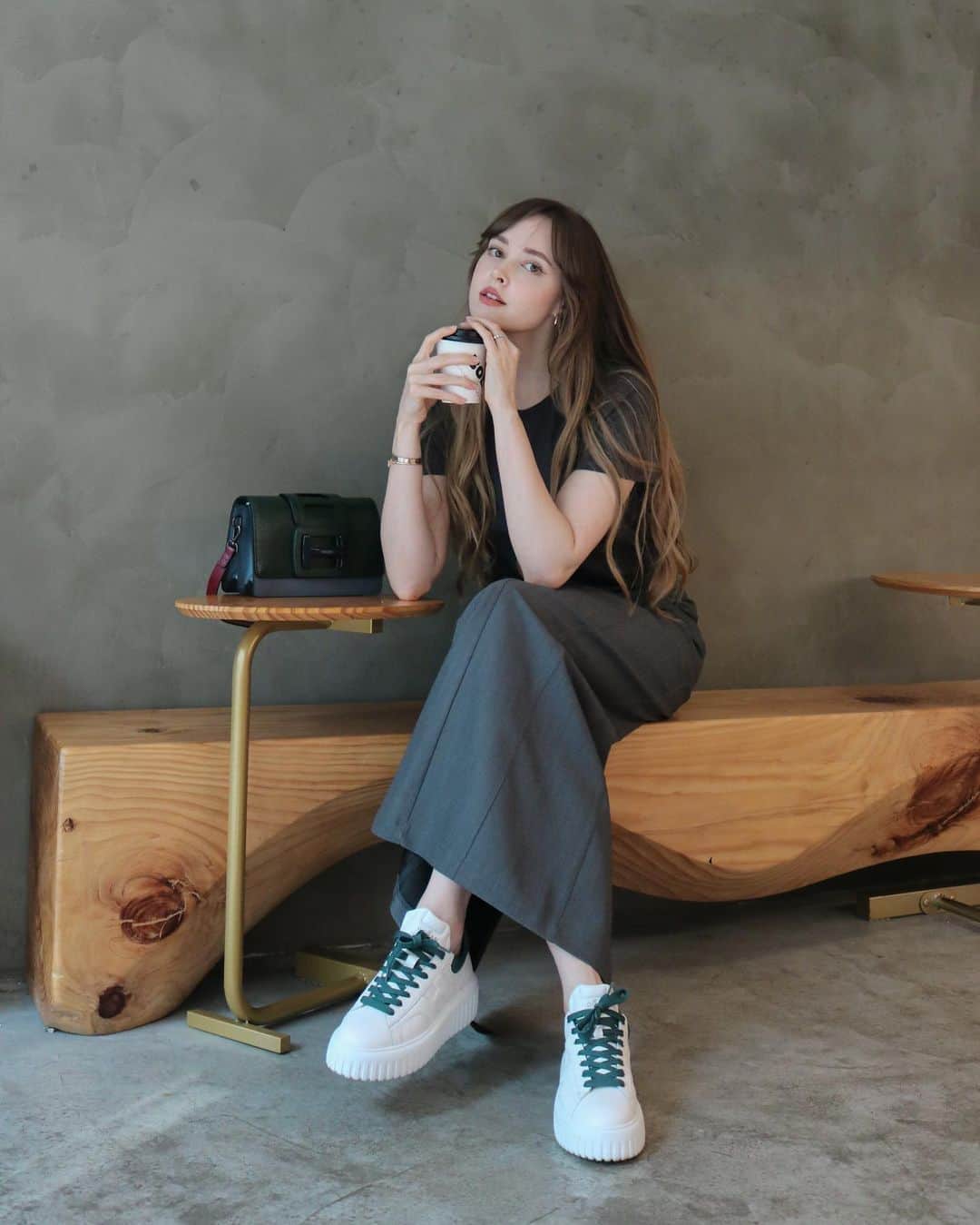 のインスタグラム：「Loving this pop of deep green for fall 🍃 @hoganbrand #genh #aw2324」