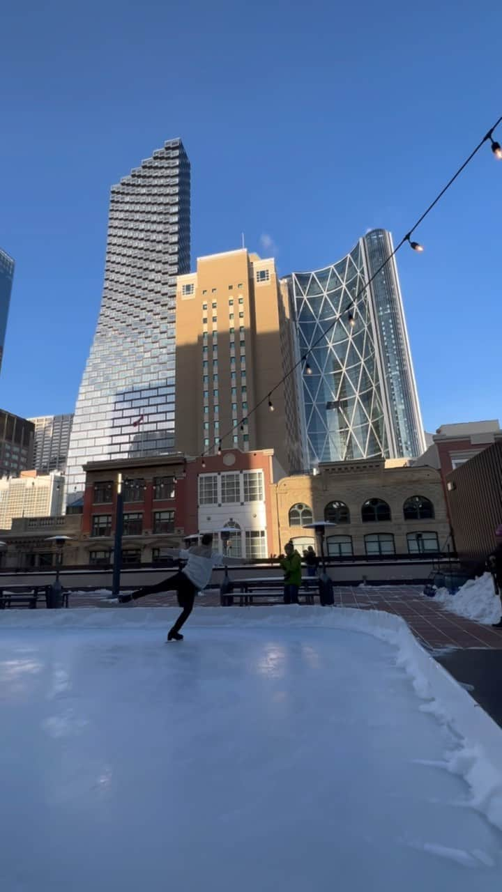 ブライス・シューダックのインスタグラム：「This was quite literally the smallest patch of ice I’ve ever been on but being on top of the @calgarymarriott is still one of the coolest places I’ve ever skated. I would absolutely love to go back this year. 😍  #downtown #calgary #skyline #figureskating #mariott #rooftop」