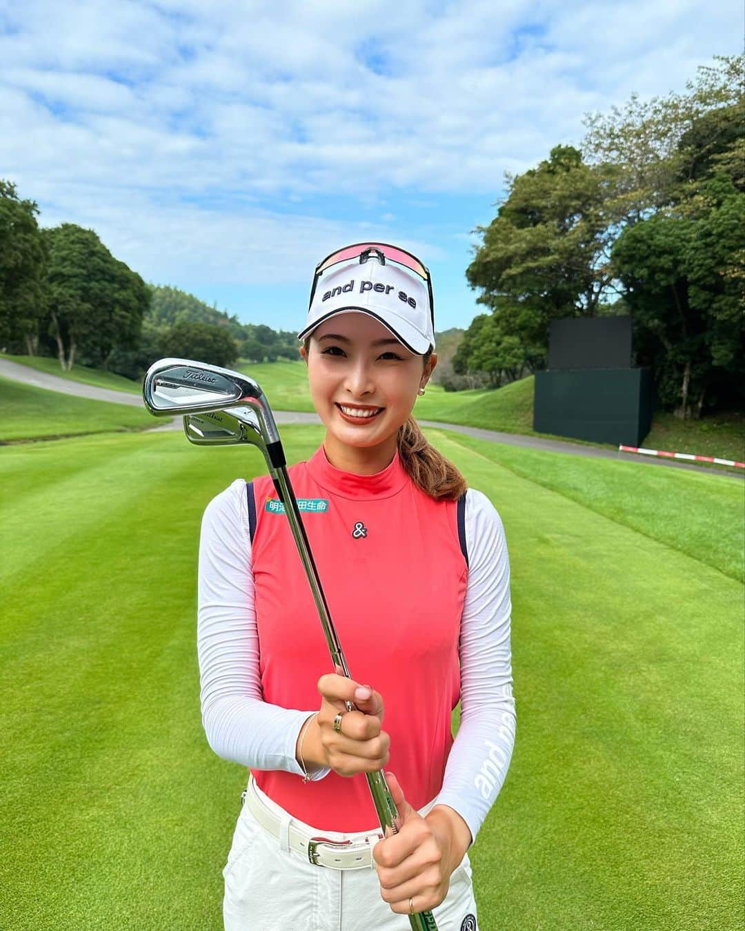 鶴岡果恋のインスタグラム：「.  今週からタイトリストの Newアイアン！T350モデル。  今年も残り少なくなってきたツアー 今週も頑張っていきます。  #タイトリスト」