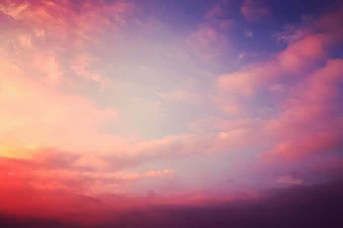 玉城ちはるのインスタグラム：「【生きててよかった】  何年もやり取りしている人に初めてちゃんと会いました。 LINE相談9万通以上向き合っていると 本当に 具体的に何かを解決してあげられてるわけじゃないし 必要な時は頼られるけれどその後どうなったかまではわからない 本当に助けになったかわからない という事も多くあるのですが  DVで母子寮に逃げられた頃からずっとやりとりして 色々今も乗り越え続けてる中で  今日メッセージで  本当に生きててよかったときて、泣きそうになりました。  ありがたい事にこの３日、またLINE登録が講演のこともあり増えたので、 相談に答えつつ食事みたいな感じになって笑 朝４時くらいから布団の中で子供達を起こす６時くらいまで70件くらい答え続けるみたいになっていますが  全ての原動力がこうゆう一言にあります。  6年とか経ったけど この6年私も生きててくれてよかったと本当に思います。  心は、あっという間に壊れてしまうのに よくなるのは何年も何年もかかります。  向き合い続けることができてよかったな。」