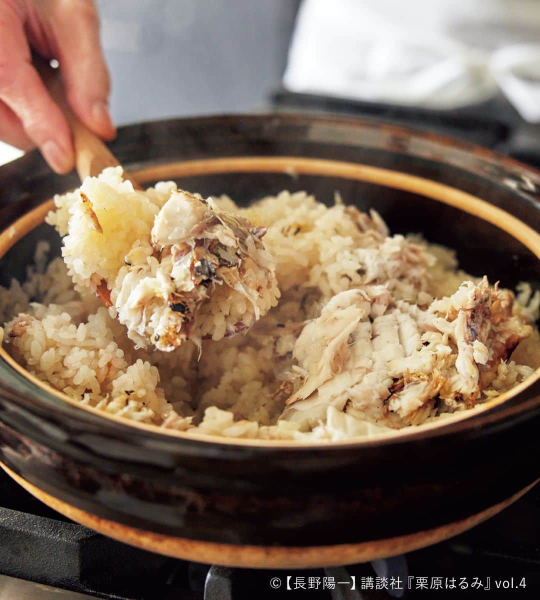 栗原はるみ「ゆとりの空間 」さんのインスタグラム写真 - (栗原はるみ「ゆとりの空間 」Instagram)「. ＼レシピ特集／ 「炊き込みごはんと混ぜごはん」本日公開！  新米やおいしい秋の味覚が出回る季節です。  旬の食材とおいしいお米が一緒に楽しめる 炊き込みごはんや混ぜごはんは、 それだけでごちそうになり、 毎日の献立や、行楽にもおすすめ。  食欲の秋を満喫する、 いろいろなごはんレシピをご紹介します。  詳しくはプロフィールのリンク、 またはハイライトから！ @yutorino_kukan  #炊き込みごはんと混ぜごはん #炊き込みごはん #混ぜごはん #新米 #ごはんレシピ #レシピ #栗原はるみ #ゆとりの空間 #レシピ特集 #recipe #yutorinokukan #yutorino_kukan #栗原はるみレシピ #秋 #食欲の秋」9月13日 14時00分 - yutorino_kukan