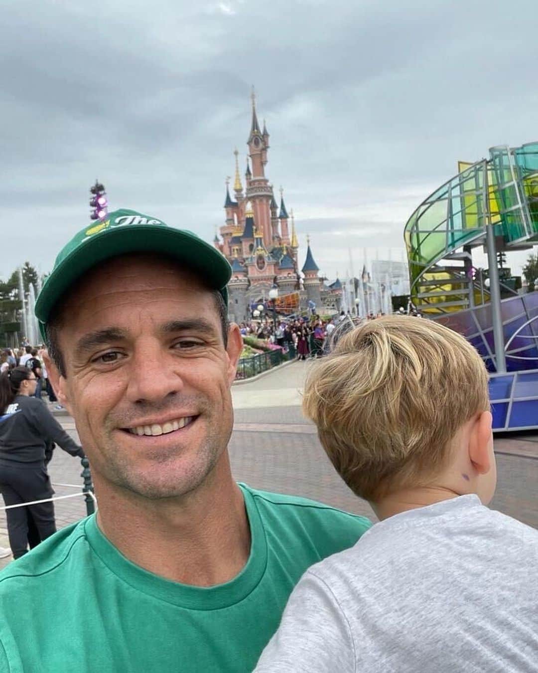 ダニエル・カーターのインスタグラム：「An amazing day at @disneylandparis with @honorcarter and the boys」