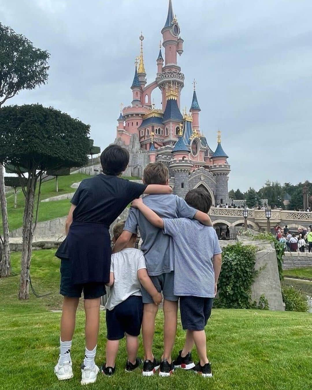 ダニエル・カーターさんのインスタグラム写真 - (ダニエル・カーターInstagram)「An amazing day at @disneylandparis with @honorcarter and the boys」9月13日 14時01分 - dancarter_