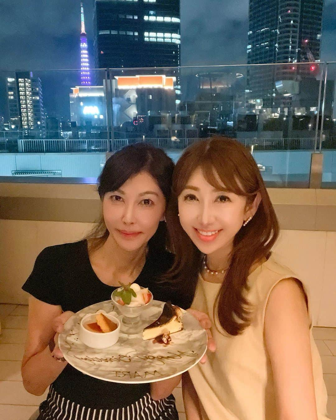 和泉佳子さんのインスタグラム写真 - (和泉佳子Instagram)「六本木の @balcon_tokyo で、@mariiida2525 のささやかなバースデーのお祝いを🎂🥂  吹き抜けの壁画がドラマティックなテラス席は、六本木らしく東京タワー🗼も臨めて、都会の中のモダンなオアシスのような空間でした✨  この日は、夜風も程良く心地良くて、テラス席が最高でした♥️  これからの季節は、ディナー前のアペリティフ🥂にもピッタリ✨  もうかれこれ25年以上のお付き合いになる真理ちゃんとは、気を遣わず何でも話せて飾らずいられる関係😉  この日も、時間を忘れて2人でたくさんおしゃべりしました😊  改めて、Happy birthday 真理ちゃん💕 笑顔溢れる一年になりますように✨  #和泉佳子　#balcon  #テラス席　#六本木ディナー　#バースデー　#ハッピーバースデー」9月13日 14時08分 - yoshiko_izumi