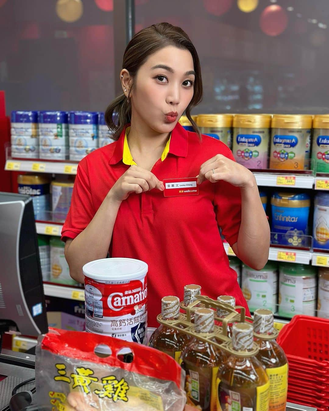 レスレイ・チアンのインスタグラム：「How may I help you? ❤️💛🛒🥮 So excited to have this iconic shirt hehe  @hkwellcome Hair by @zaptang @toniandguyhk.official  Make up by @stephenmakeup」