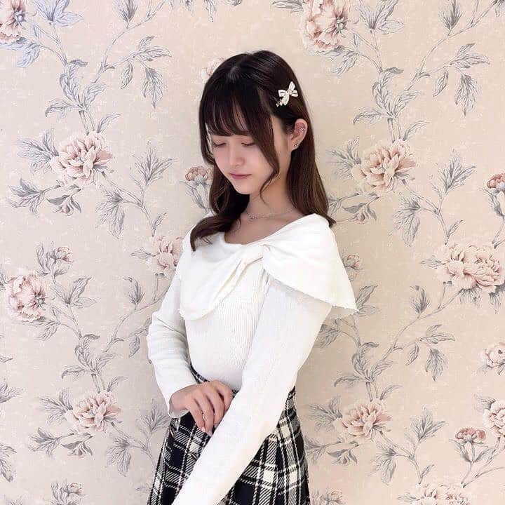 evelyn.coordinateのインスタグラム：「🪄*⋆☆  🤍𝑁𝑒𝑤 𝑎𝑟𝑟𝑖𝑣𝑎𝑙🤍  #ビッグリボンニット price:¥6,900(taxin) color:OW/PI/BK  #チェックミニSK price:7,400(taxin) color:OW/BK  大きなリボンのシルエットが可愛らしいニットトップス🎀✨️ ケープ状になっているので二の腕カバー効果やウエストの細見え効果も抜群です♬.*ﾟ  秋冬ファッションの定番ギンガムチェックのスカート🌟 コーディネートに華やかさとメリハリを出してくれます🌷´-  是非店頭にてご覧下さいませ😌🤍  staff 167cm  #evelyn #エブリン #ガーリーコーデ #甘めスタイル#甘めコーデ #清楚コーデ #可愛い  #girly #feminine #パステル #girl #evelynコーデ #フェミニンコーデ #新作」