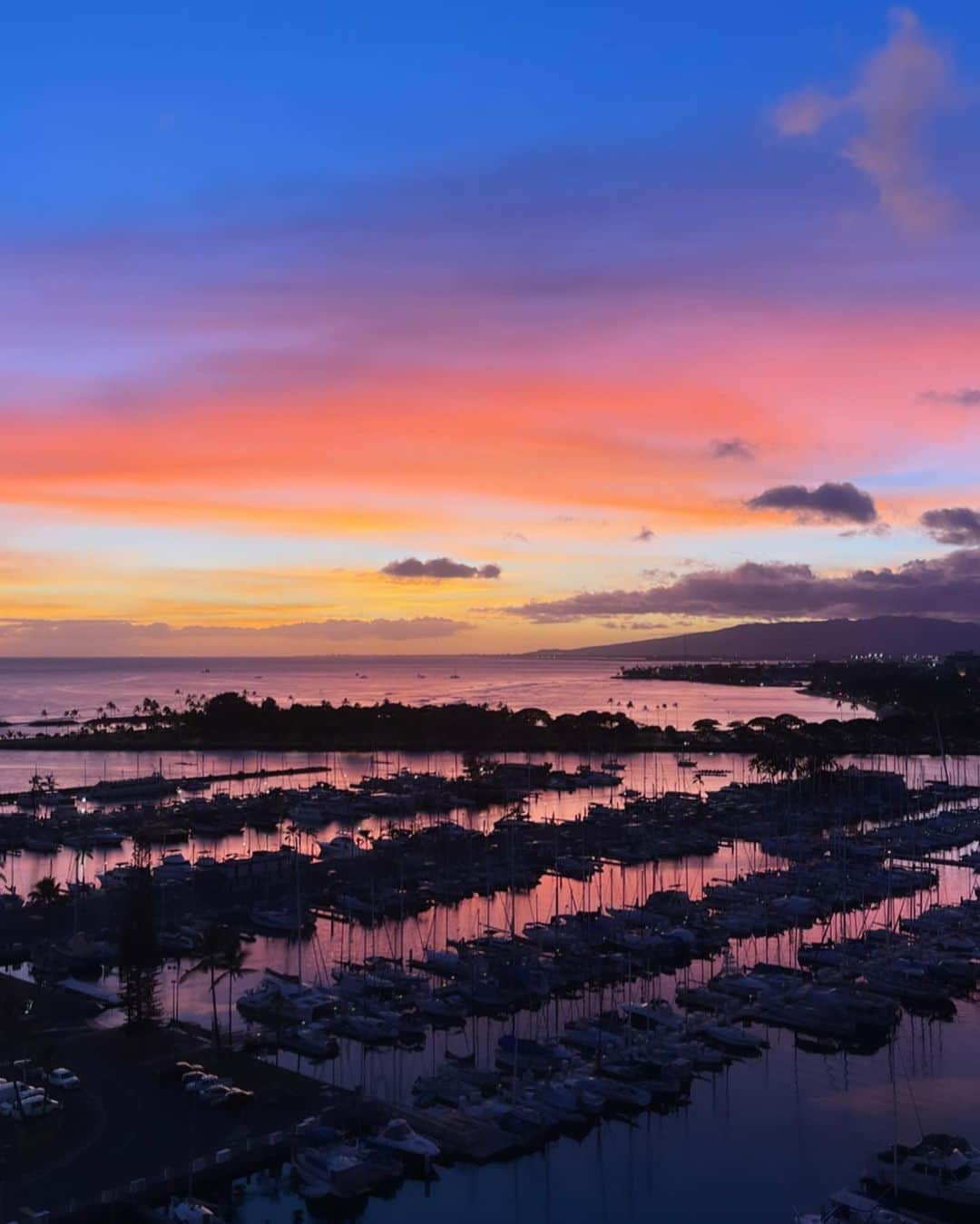鮎河ナオミのインスタグラム：「Loving every minute of it💛🧡❤️ 毎日キレイなサンセットが見れて幸せ🥰  #sunset #hawaii」