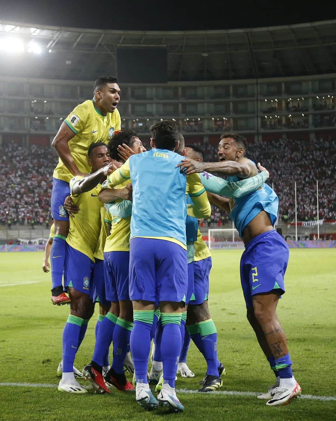 カゼミーロのインスタグラム：「Vitória sofrida, mas fundamental. Nos vemos em outubro. Vamos Brasil !!! 🇧🇷💪」