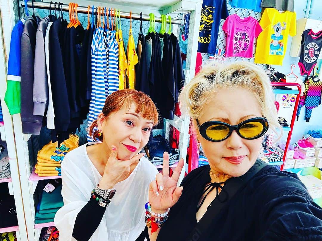 JILLのインスタグラム：「残暑厳しい中、恵比寿TINY TAITOに〜💕 このお店は娘のベビー服時代からのお付き合い。 今日はお孫ちゃんの服を見に来ました❣️  弾けるような色彩と🩵❤️🧡💜 元気でROCKな☠️ロゴがいっぱい‼️ 可愛いすぎるぅ。  オーナーのひろこちゃんとは同じ時期にお互い子育てしながら仕事をしていたママ同志なりよ💪  まだまだ人生カラフルに生きましょう🌈  #tinytaito  ———————————— #09月09日新宿高島屋 #09月30日billboardlive横浜 #10月03日billboardlive大阪 #10月29日REDROCKS #11月03日西条市ストーンハンマー #11月04日西条市こけら落とし  ———————————— #jillpersonz  #personz  #youtubepersonzチャンネル #note  #jillpersonz  #エアプレ #JILLプレ #ラジオ高崎 #三味線jill屋  https://tinytaito.shop-pro.jp/」