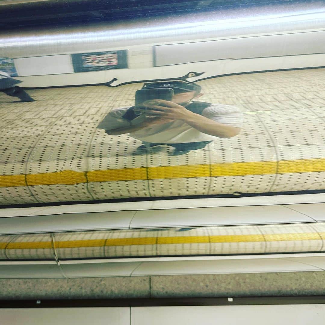 有吉弘行のインスタグラム：「防犯カメラに映った 容疑者みたいな写真。」