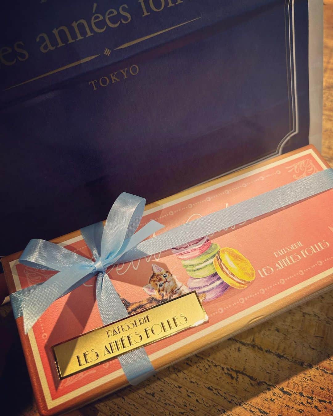 中岡由佳さんのインスタグラム写真 - (中岡由佳Instagram)「❇︎ スムージーを飲みたくて、今日はベリーにしました。ランチ代わりなので体に染み渡る。今朝はなんだか少し食欲ない。それでも体に良い栄養を摂っておこう😋 先生のプレゼントを買いにケーキ屋さんへ。猫とマカロンのギフトボックスが可愛くて、これに決めました😽💕  #greenbrothers #グリーンブラザーズ #smoothie #スムージー #nutrition #栄養 #lesanneesfolles #レザネフォール #present #プレゼント #tokyo #東京」9月13日 14時29分 - yuka_nakaoka