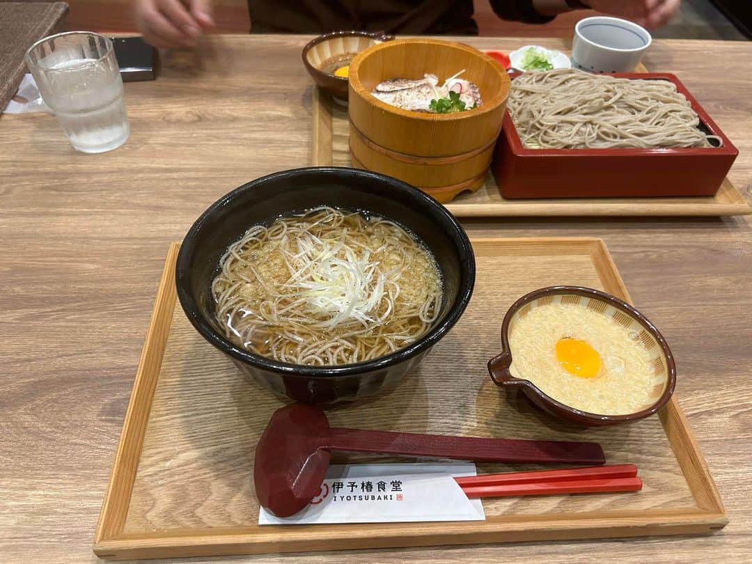 R!Nのインスタグラム：「エミフルは定番ですねー。 お蕎麦美味しかったです。 気になる歌うま選手権のバラがあったので記録用に撮っておきました。」