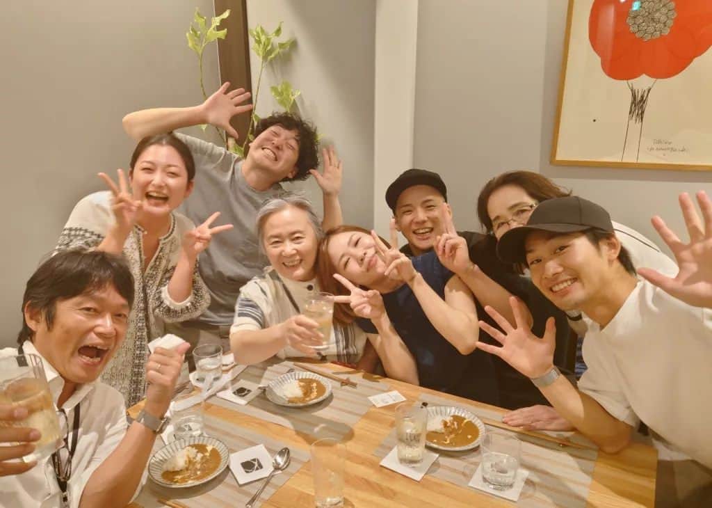 夏井いつきのインスタグラム：「【バッタリ出会う　WATARUYA】  東京～兵庫・高砂～京丹後～大阪と移動してきました。  大阪でも少しずつ馴染の店が増えてきたなあ。  大阪のこの店。  前回来た時は、ケンコーさんの仕事上の後輩にバッタリ。感動の再会！  グリコの人たちにも会った。  今回は、こんなメンツ。  顔を出せば、なんだか偶然に知ってる誰かに会うのだから、面白い店ぢや。  店の名は、ワタルヤ。  https://www.instagram.com/wataruya_12.21」