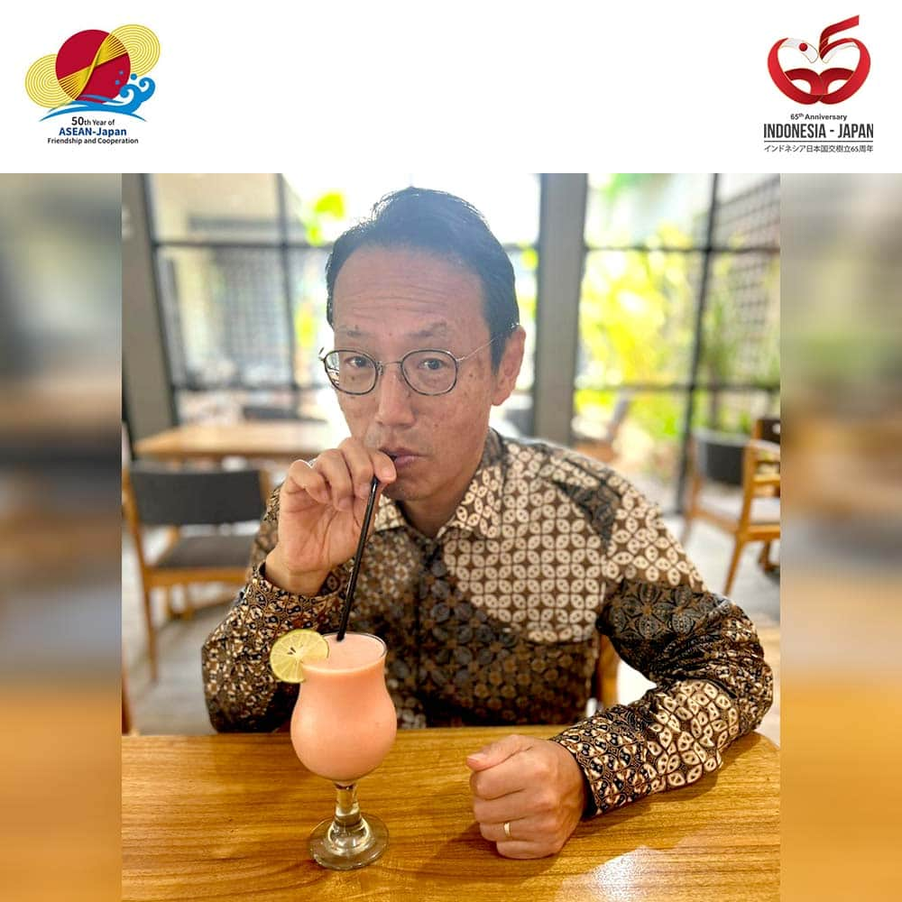 石井正文さんのインスタグラム写真 - (石井正文Instagram)「Dalam perjalanan dinas di Banyuwangi, saya makan Nasi Lemak dan minum jus jambu. Meskipun sedikit pedas, tetapi enak dan cocok dengan jus jambu ini.🤗✨  バニュアンギでのランチで、ナシ・ルマとグァバジュースをいただきました。少し辛かったですが、ジュースとマッチして美味しかったです。🤗✨  #65indonesiajepang #65japanindonesia #50aseanjapan #jepang #dubesjepang #dubeskanasugi #banyuwangi #food #nasilemak #jusjambu #guava」9月13日 14時40分 - jpnambsindonesia