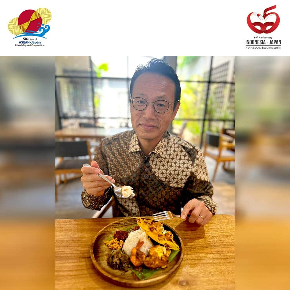 のインスタグラム：「Dalam perjalanan dinas di Banyuwangi, saya makan Nasi Lemak dan minum jus jambu. Meskipun sedikit pedas, tetapi enak dan cocok dengan jus jambu ini.🤗✨  バニュアンギでのランチで、ナシ・ルマとグァバジュースをいただきました。少し辛かったですが、ジュースとマッチして美味しかったです。🤗✨  #65indonesiajepang #65japanindonesia #50aseanjapan #jepang #dubesjepang #dubeskanasugi #banyuwangi #food #nasilemak #jusjambu #guava」