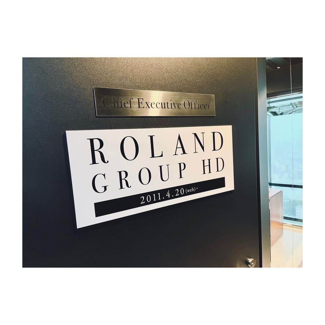 ROLANDさんのインスタグラム写真 - (ROLANDInstagram)「- - 在宅ワーク用に家にオフィス作って BARの部屋にモニターつけました。  最高の風水は 自宅にローランドを置くことです。  俺 イズ ザ ベスト - I upgraded my home. This is Roland House! Welcome to my world 😎 - #自宅公開 #リフォーム #RolandHouse」9月13日 14時48分 - roland_0fficial