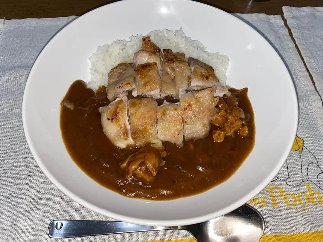 大河壮太さんのインスタグラム写真 - (大河壮太Instagram)「夕ご飯  チキンカレーチキントッピング  鶏ももと玉ねぎのみ。 炒めたらおろしニンニク加えてコンソメで煮込んでバーモントカレー投入。  2人分(4皿分) 鶏もも肉3枚　320円 玉ねぎ1個　40円 バーモントカレー半分　100円  #夫婦飯 #宮城 #仙台 #移住 #お野菜太郎」9月13日 14時42分 - 0831taro