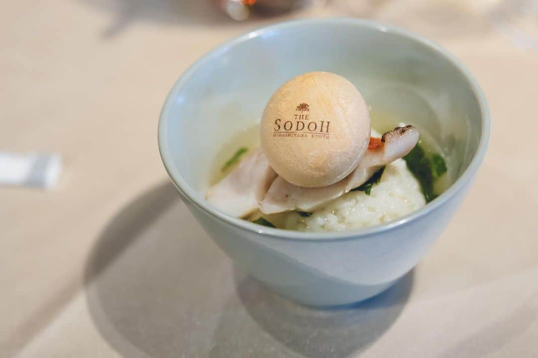 THE SODOH WEDDING OFFICIALさんのインスタグラム写真 - (THE SODOH WEDDING OFFICIALInstagram)「Cuisine . 結婚式でお料理は ゲストにとっても楽しみな時間  当館では年に4回とメニューチェンジを行います その時期その時期に一番美味しい食材を 一番美味しい形に  おふたりの大切なゲストが 笑顔になるために  . >>@sodoh_wedding   #sodoh花嫁#thesodohhigashiyamakyoto  #ザソウドウ東山京都#ソウドウ#sodoh#weddingdress #結婚式 #thetreatdressing#プレ花嫁#卒花嫁#結婚準備#式場探し#関西花嫁#京都花嫁#入籍#プロポーズ#前撮り#ウェディングドレス#ウェディングヘアメイク　#トリートドレッシング#ウェルカムスペース#和装」9月13日 14時49分 - sodoh_wedding