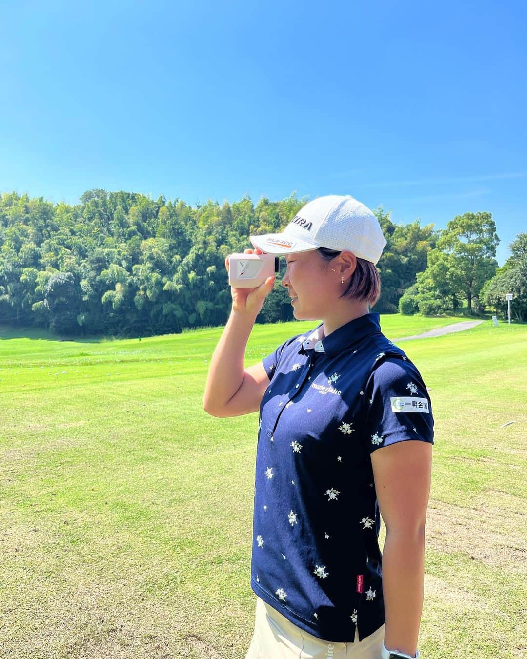小滝水音のインスタグラム：「@hisai_sports さんより、レーザー距離計のボイスキャディーをご提供いただきました😊ありがとうございます🙇‍♀️  使いやすくて見た目も可愛いです！ 今週から愛用させていただきます🥰  #akiraproducts @akira_products  #一昇金属 #静ヒルズカントリークラブ @shizu_hills_country_club  #marieclairegolf @ocean__web @marieclaire_golf  #footjoy @footjoy  @mindful_golf_coaching_」