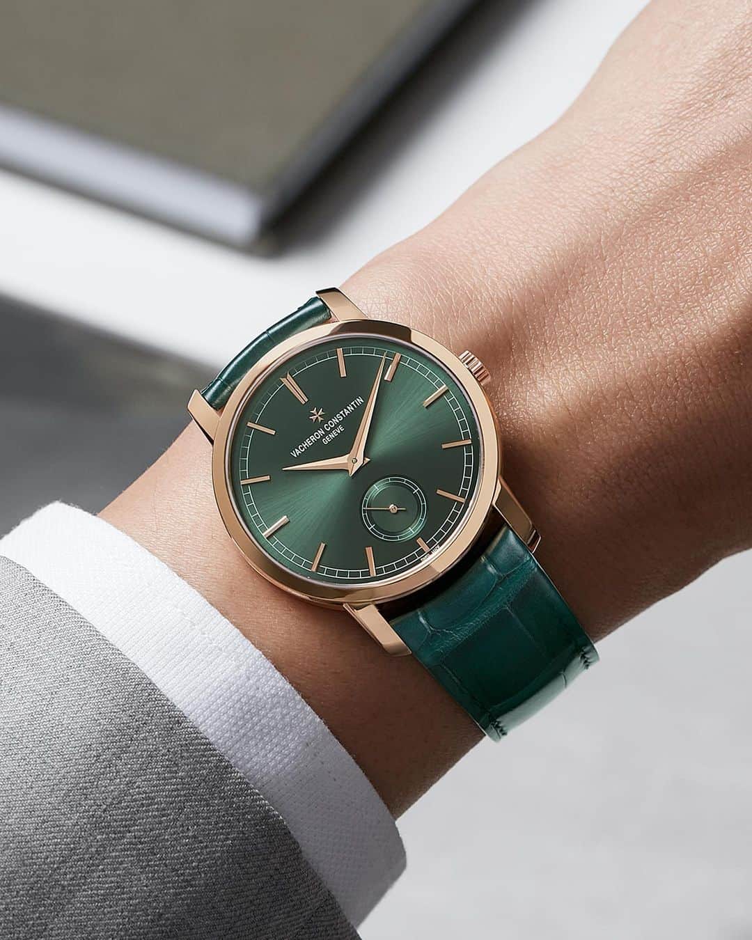 のインスタグラム：「In the colour of noble virtue 🗝️  Unveiling the Traditionnelle manual-winding watch: a harmonious blend of 18th-century Genevan watchmaking heritage and contemporary flair.   💚This 38-mm marvel showcases a radiant green sunburst dial, casting mesmerising light reflections with every wrist movement.  Powered by the manual-winding in-house Calibre 4400 AS, every second is a testament to precision.   🔎The sapphire caseback offers a glimpse into the heart of this masterpiece, adorned with Côtes de Genève – a classic signature for this modern piece.  🟢 What does the green colour represent to you?  LESS'ENTIAL – Discover our 2023 Shanghai novelties: link in bio.  #VacheronConstantin #OneOfNotMany #watchesandwonders2023 #watchesandwonders #Horology #Timepiece」
