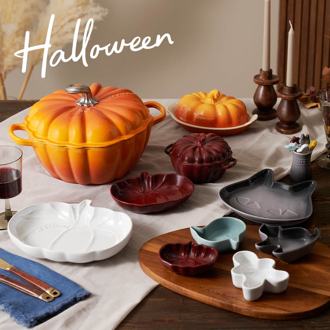 Le Creuset Japon　ル・クルーゼ ジャポンのインスタグラム：「【本日発売】大人も子どもも楽しい 「ハロウィン コレクション」   秋色満載！モダンでキュートなコレクションが今年も登場します。 お鍋からは２色の新色が加わった「シグニチャー ココット・パンプキン」、ストーンウェアには「パンプキン・ディッシュ」の他に新シェイプが多数お目見え。  「デザートプレート・キャット」は黒猫のツンとした顔が可愛らしく、ユーモアあふれるテーブルをお楽しみいただけます。  色とりどりの食材の恵みとともに、豊かな実りの秋をお楽しみください。  詳細は @lecreusetjapon プロフィールのリンクからご確認ください。  #ルクルーゼ #lecreuset #ルクルーゼのある暮らし  #ルクルーゼごはん #テーブルウェア #テーブルコーディネート #キッチンウェア #キッチングラム #ルクルーゼのある生活 #ルクルーゼのある食卓 #食卓 #食卓グラム #キッチンツール   #ハロウィンコレクション #ハロウィン #Halloween #ストーンウェア #デザートプレートキャット #おしゃれ皿 #おうちカフェ #おうちレストラン #ギフト」