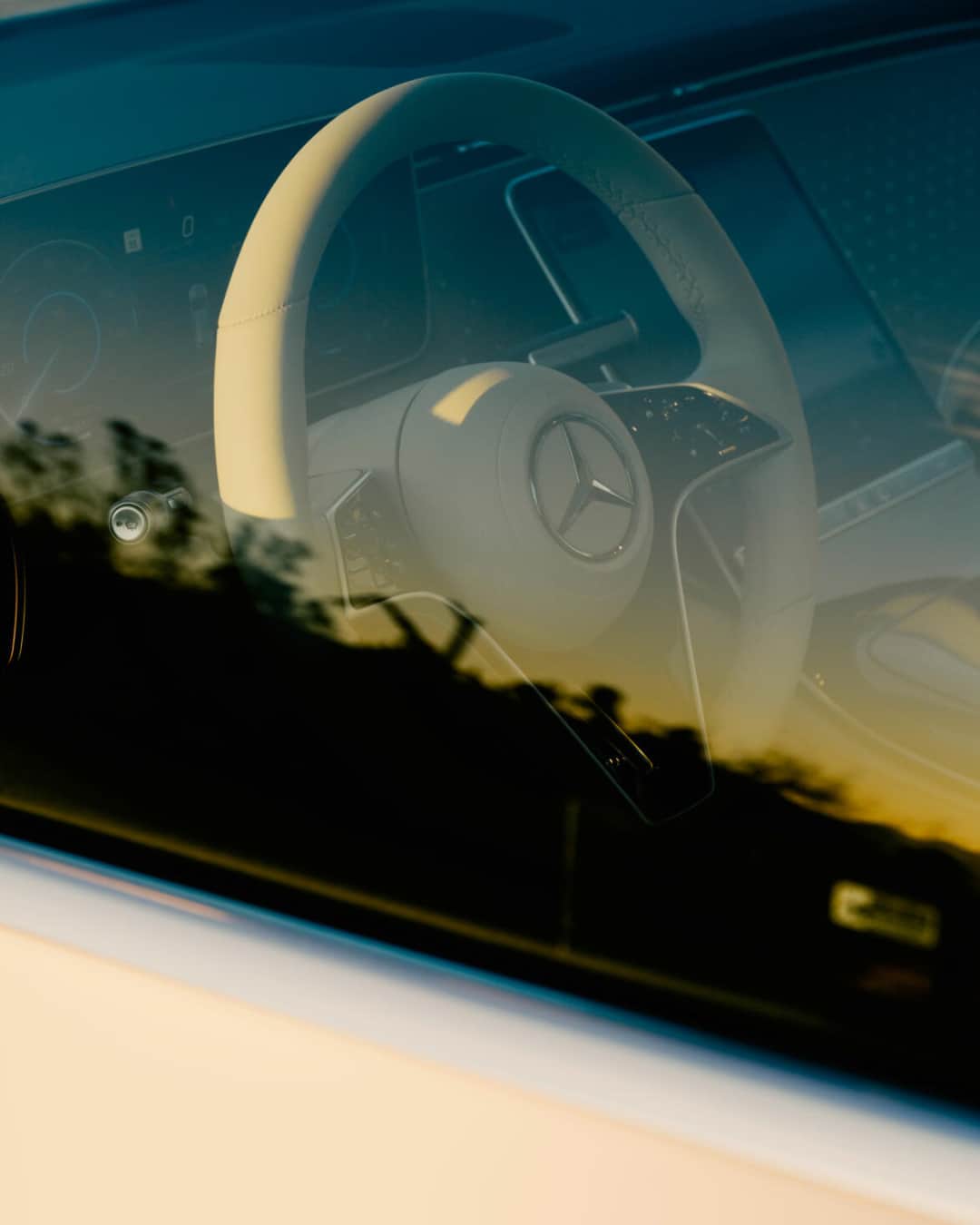 メルセデス・ベンツさんのインスタグラム写真 - (メルセデス・ベンツInstagram)「Golden hour in the California Desert, with a companion like no other: the EQS SUV.   📷 @danieldorsa    #MercedesBenz #EQSSUV」9月13日 15時00分 - mercedesbenz