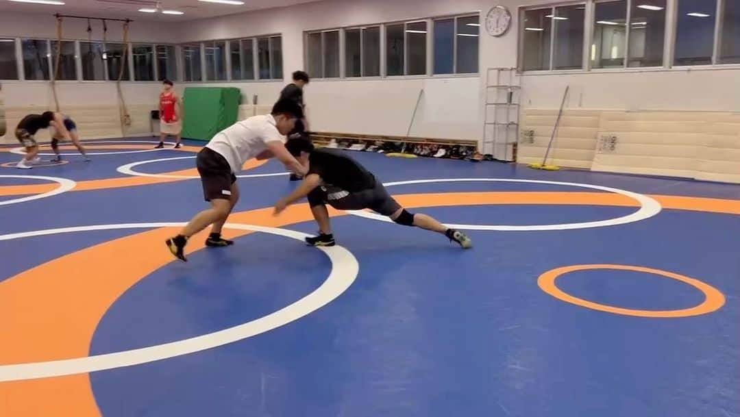 高谷惣亮のインスタグラム：「I plan to gradually teach wrestling techniques.  There are two important points to this technique. First, the hips should not extend outward too far. Second, you must rotate around the axis of the opponent's arm.  Let's do it.」