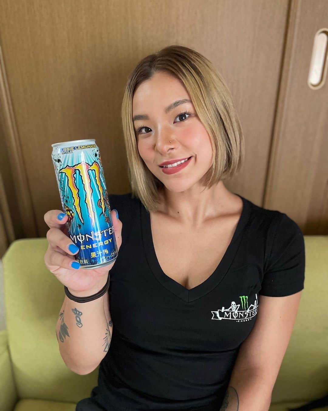 のインスタグラム：「. . NEW!!!!!!!!🤩 💛🍋モンスター オージースタイルレモネード🍋💛 10月3日(火)から発売するよ🌊 爽やかなレモネード味でめっちゃ美味かった🤩🍋 オーストラリアのグレートバリアリーフの美しい海と色鮮やかな海の生き物たちやサンゴ礁が描かれ、壮大な海の世界が感じられるパッケージがクッソ可愛い🥺💕 発売したらみんなもすぐGETしてみてね🩷お楽しみに🩷🩷🩷🩷 . . It will be on sale from October 3rd (Tuesday)🌊 It had a refreshing lemonade flavor and was really delicious🤩🍋 The beautiful ocean of the Great Barrier Reef in Australia, colorful sea creatures and coral reefs are depicted, and the package where you can feel the magnificent sea world is so cute🥺💕 Get it as soon as it's released🩷 Please look forward to it🩷🩷🩷 . . @monsterenergy 🍋💛」