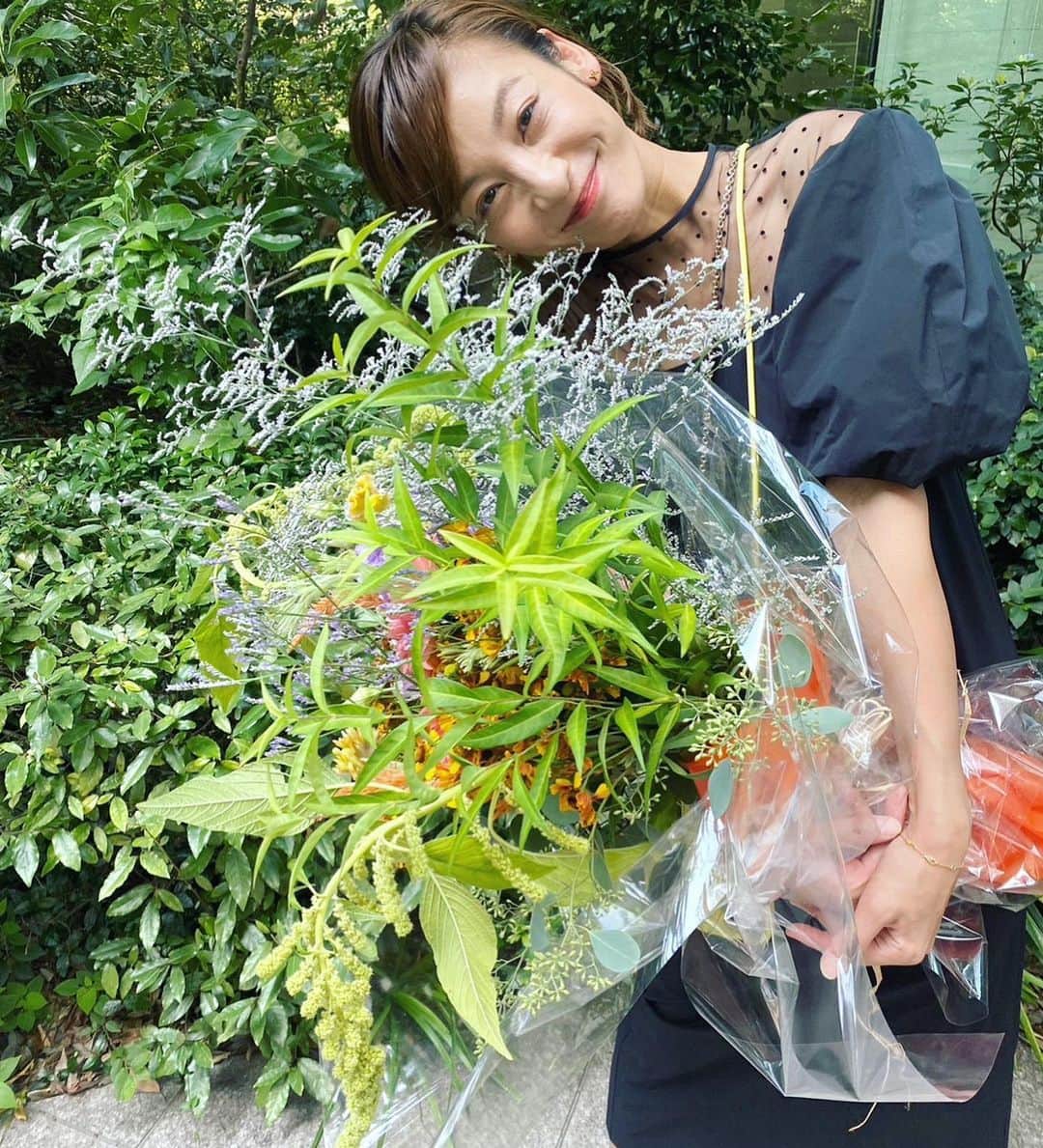 西山茉希さんのインスタグラム写真 - (西山茉希Instagram)「ママ、いつもありがとう💐  #大切な日に #大切な時に @buriki_no_zyoro_official   いつも素敵なお花を束ねてくれる。 素敵な門出へお届け日和🩷💐  〜最後のボタンを閉め忘れる暮らし〜」9月13日 15時03分 - maki.nshiyama50