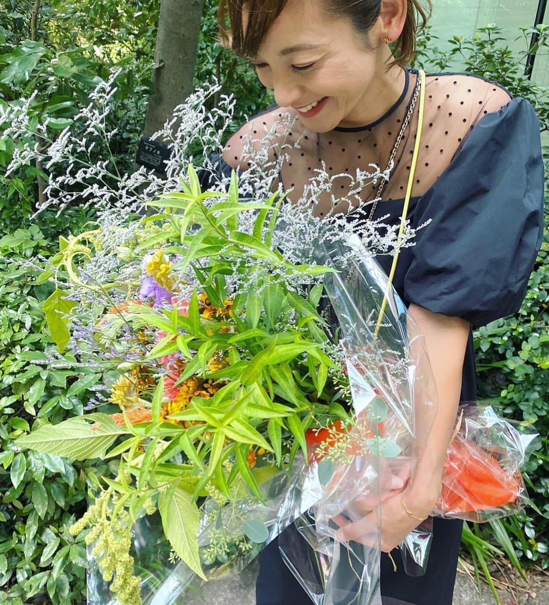 西山茉希さんのインスタグラム写真 - (西山茉希Instagram)「ママ、いつもありがとう💐  #大切な日に #大切な時に @buriki_no_zyoro_official   いつも素敵なお花を束ねてくれる。 素敵な門出へお届け日和🩷💐  〜最後のボタンを閉め忘れる暮らし〜」9月13日 15時03分 - maki.nshiyama50