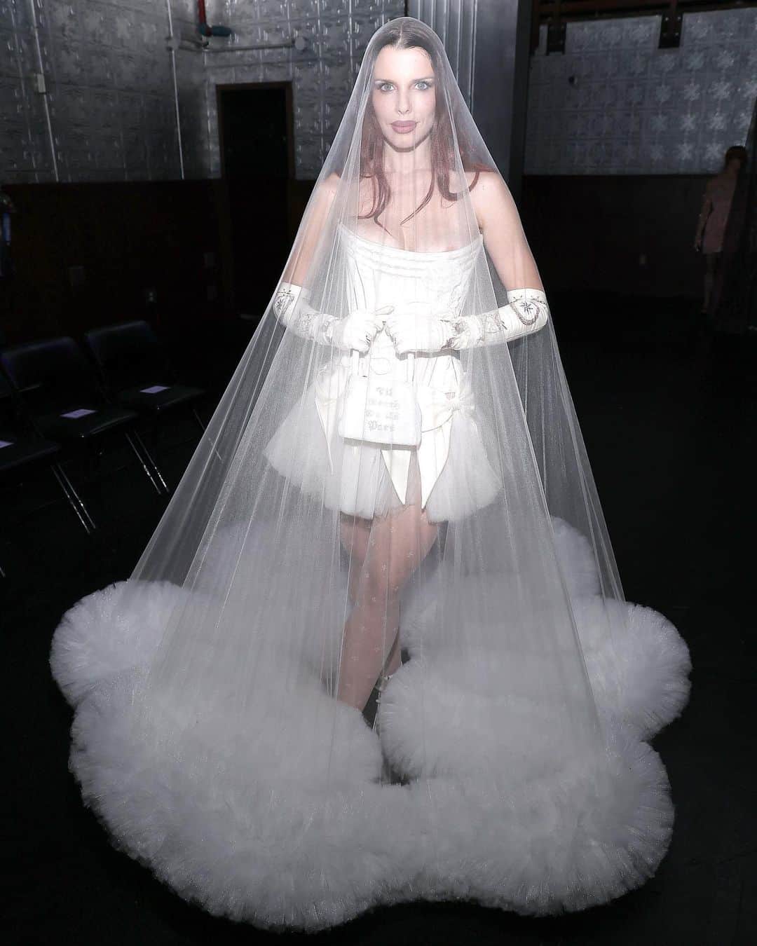 Just Jaredさんのインスタグラム写真 - (Just JaredInstagram)「Julia Fox transforms into a bride for the Wiederhoeft Fashion Show. #JuliaFox #NYFW Photos: Getty」9月13日 15時04分 - justjared