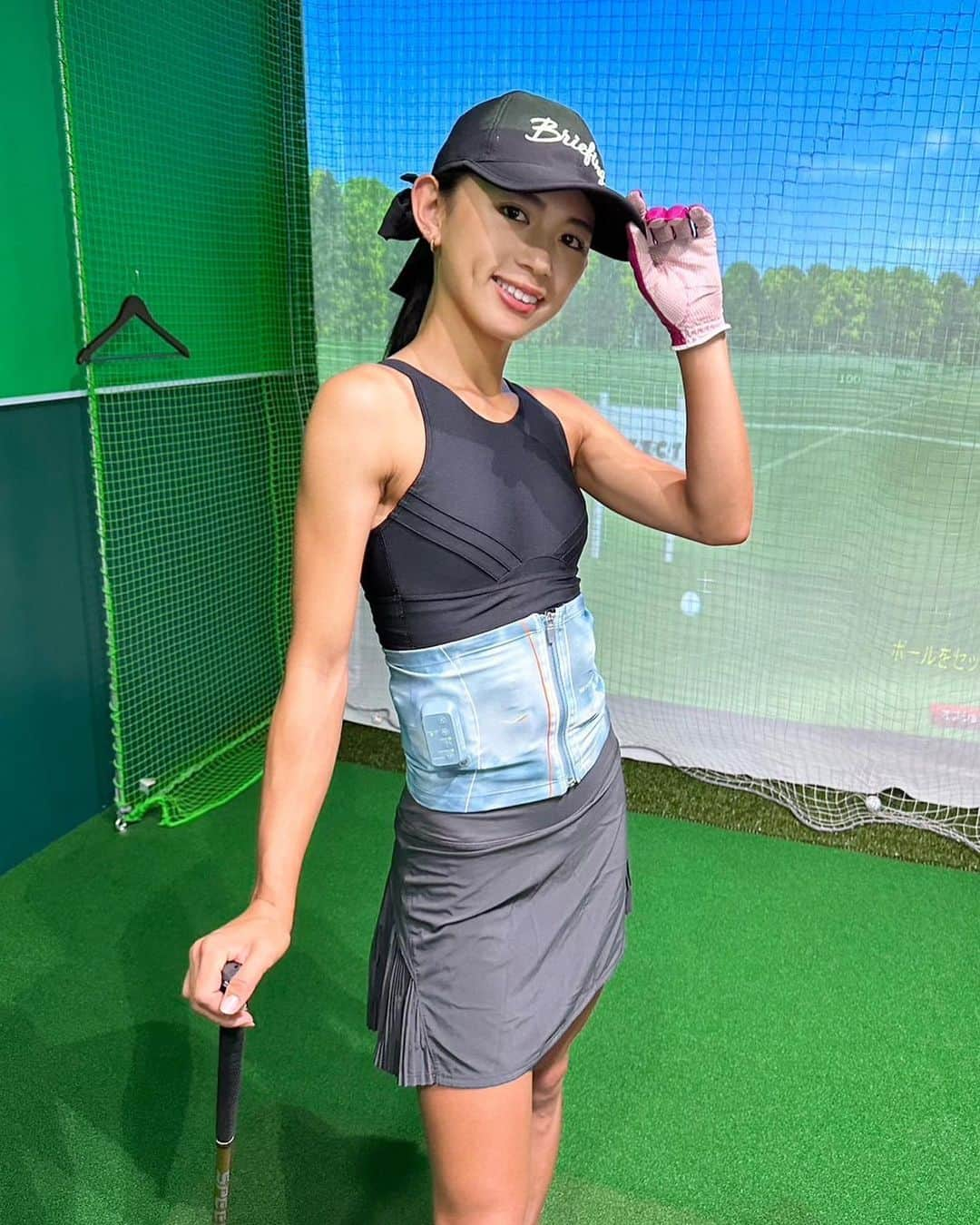 坪井ミサトさんのインスタグラム写真 - (坪井ミサトInstagram)「@sixpad_official ✖️GOLF⛳️  ゴルフにも体幹がすごく重要です。 体幹が使えると「軸」がぶれず、 安定したスイングへと繋がります。  しかし、自分でこの感覚を掴むのは すごく難しい…🥺  Core Beltを付けてスイングすると 体感に力を入れやすくなり 軸が安定します！  1ヶ月目はトレーニング 2ヶ月目はランニング 3ヶ月目はゴルフ  どんなシーンでもコアに刺激をくれる "Powersuit Core Belt"  これからもよろしくね🔥  #sixpad #powersuitcorebelt Belt #コアベルト #体幹 #コア #workout #golf #ゴルフ」9月13日 15時04分 - misato1030