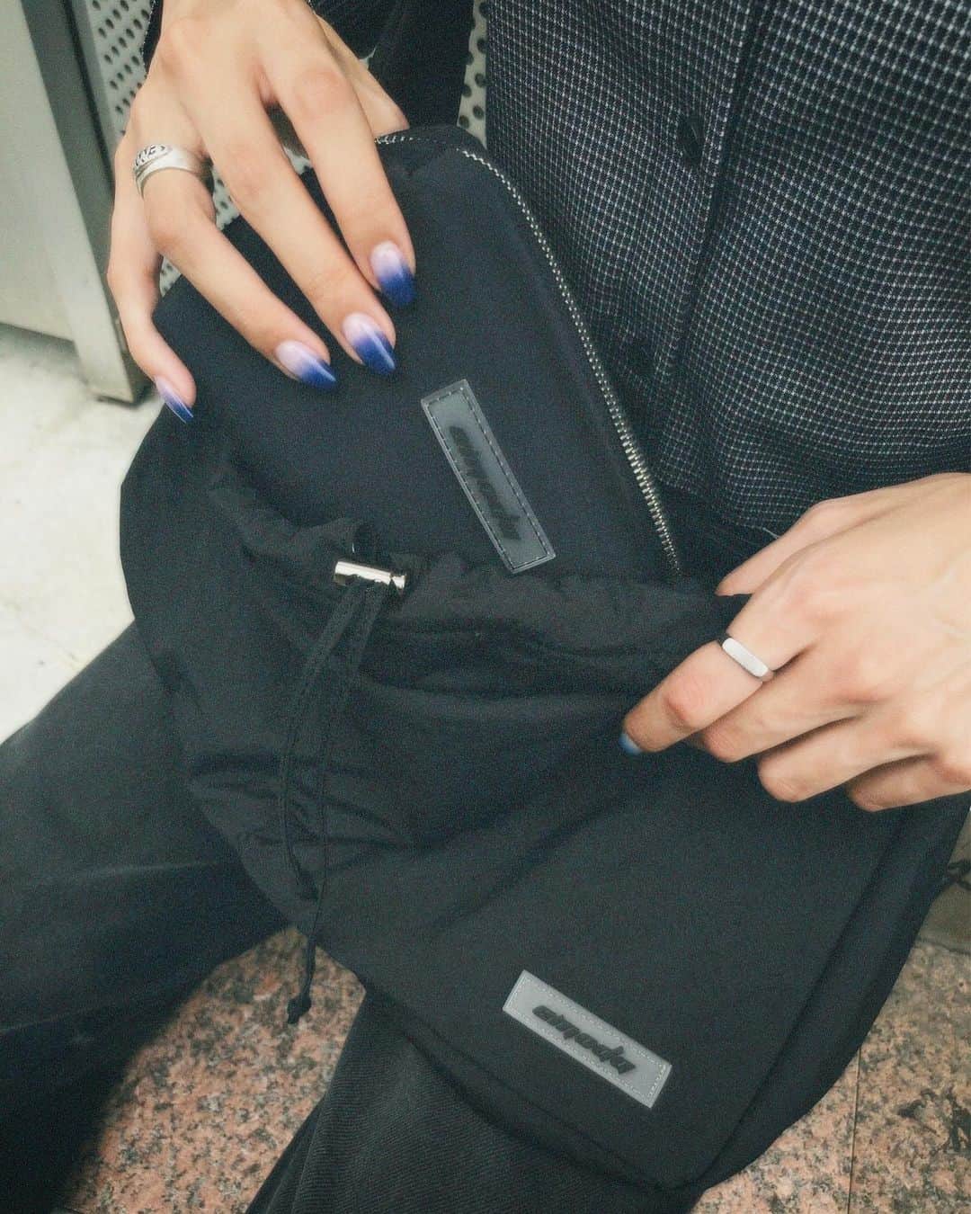 EMODAさんのインスタグラム写真 - (EMODAInstagram)「SEPTEMBER NOVELTY "NYLON SHOULDER BAG" ＿＿＿＿＿＿＿＿＿＿＿＿＿＿＿＿＿＿＿＿＿＿＿＿  NYLON SHOULDER BAG BLK/WHT ￥20,000 tax'in以上お買い上げでプレゼント  NYLON POUCH BLK ￥13,000 tax'in以上お買い上げでプレゼント(ルミネ限定)  NYLON SHOULDER BAG＆NYLON POUCH ￥25,000 tax'in以上お買い上げでプレゼント(ルミネ限定)  ※ノベルティは各店数量限定 ※無くなり次第終了  今季おすすめのオリジナルのシリコンワッペンシリーズがノベルティにも登場。ナイロン素材の大容量バッグに存在感のあるショルダーストラップがポイント。長さ調整が可能なのでクロスボディやショルダーでも持てる2WAYデザイン。  ◇フェア期間◇ 9.13(WED)～ 名古屋パルコ 9.14(THU)～ ルミネエスト新宿/ルミネ横浜/ルミネ大宮/ルミネ池袋 9.16(SAT)～ EMODA全店舗 9.20(WED)～ ルクア大阪 9.22(FRI)〜 online store  ※開始日が異なります ＿＿＿＿＿＿＿＿＿＿＿＿＿＿＿＿＿＿＿＿＿＿＿＿  #EMODA #NOVELTY #ナイロンバッグ #ショルダーバッグ #クロスボディバッグ #ルミネ限定」9月13日 15時14分 - emoda_official