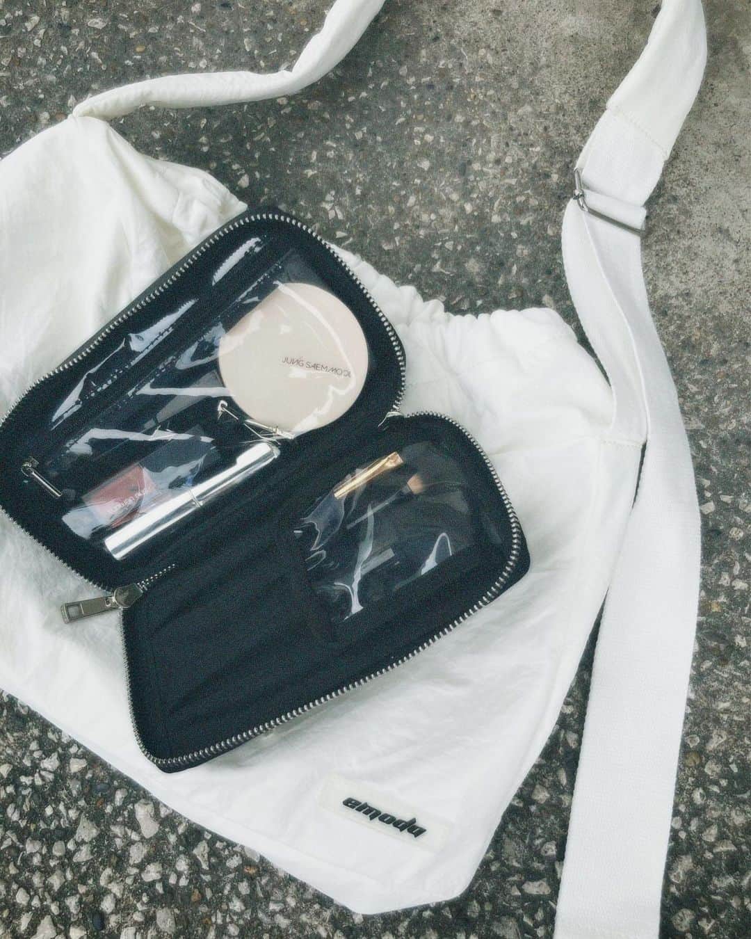 EMODAさんのインスタグラム写真 - (EMODAInstagram)「SEPTEMBER NOVELTY "NYLON SHOULDER BAG" ＿＿＿＿＿＿＿＿＿＿＿＿＿＿＿＿＿＿＿＿＿＿＿＿  NYLON SHOULDER BAG BLK/WHT ￥20,000 tax'in以上お買い上げでプレゼント  NYLON POUCH BLK ￥13,000 tax'in以上お買い上げでプレゼント(ルミネ限定)  NYLON SHOULDER BAG＆NYLON POUCH ￥25,000 tax'in以上お買い上げでプレゼント(ルミネ限定)  ※ノベルティは各店数量限定 ※無くなり次第終了  今季おすすめのオリジナルのシリコンワッペンシリーズがノベルティにも登場。ナイロン素材の大容量バッグに存在感のあるショルダーストラップがポイント。長さ調整が可能なのでクロスボディやショルダーでも持てる2WAYデザイン。  ◇フェア期間◇ 9.13(WED)～ 名古屋パルコ 9.14(THU)～ ルミネエスト新宿/ルミネ横浜/ルミネ大宮/ルミネ池袋 9.16(SAT)～ EMODA全店舗 9.20(WED)～ ルクア大阪 9.22(FRI)〜 online store  ※開始日が異なります ＿＿＿＿＿＿＿＿＿＿＿＿＿＿＿＿＿＿＿＿＿＿＿＿  #EMODA #NOVELTY #ナイロンバッグ #ショルダーバッグ #クロスボディバッグ #ルミネ限定」9月13日 15時14分 - emoda_official