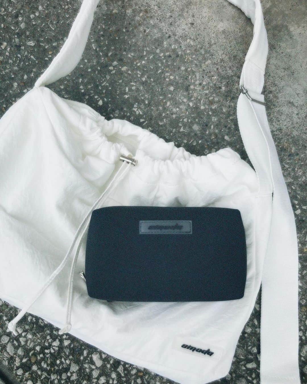 EMODAさんのインスタグラム写真 - (EMODAInstagram)「SEPTEMBER NOVELTY "NYLON SHOULDER BAG" ＿＿＿＿＿＿＿＿＿＿＿＿＿＿＿＿＿＿＿＿＿＿＿＿  NYLON SHOULDER BAG BLK/WHT ￥20,000 tax'in以上お買い上げでプレゼント  NYLON POUCH BLK ￥13,000 tax'in以上お買い上げでプレゼント(ルミネ限定)  NYLON SHOULDER BAG＆NYLON POUCH ￥25,000 tax'in以上お買い上げでプレゼント(ルミネ限定)  ※ノベルティは各店数量限定 ※無くなり次第終了  今季おすすめのオリジナルのシリコンワッペンシリーズがノベルティにも登場。ナイロン素材の大容量バッグに存在感のあるショルダーストラップがポイント。長さ調整が可能なのでクロスボディやショルダーでも持てる2WAYデザイン。  ◇フェア期間◇ 9.13(WED)～ 名古屋パルコ 9.14(THU)～ ルミネエスト新宿/ルミネ横浜/ルミネ大宮/ルミネ池袋 9.16(SAT)～ EMODA全店舗 9.20(WED)～ ルクア大阪 9.22(FRI)〜 online store  ※開始日が異なります ＿＿＿＿＿＿＿＿＿＿＿＿＿＿＿＿＿＿＿＿＿＿＿＿  #EMODA #NOVELTY #ナイロンバッグ #ショルダーバッグ #クロスボディバッグ #ルミネ限定」9月13日 15時14分 - emoda_official