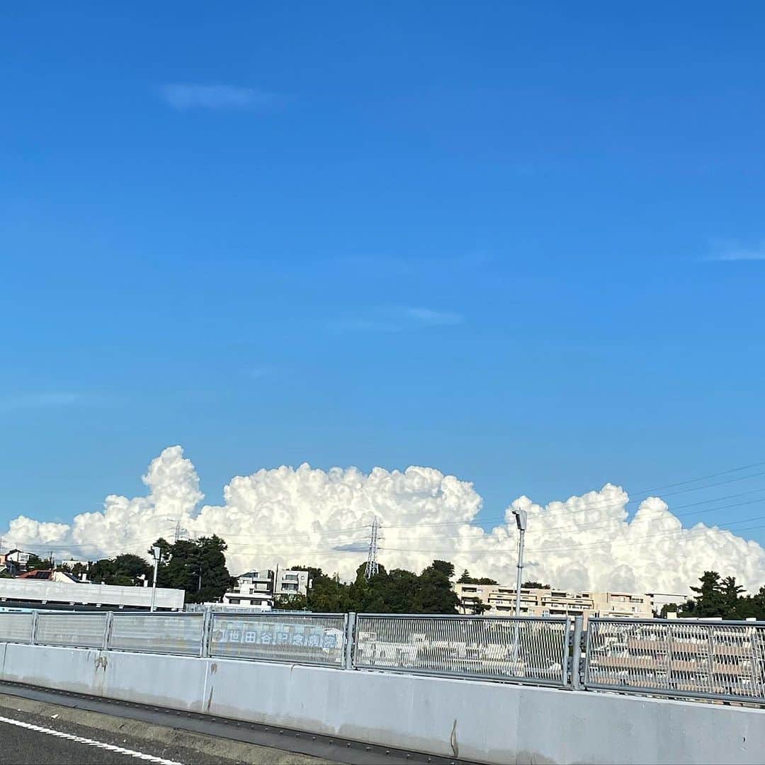 木原さとみのインスタグラム：「なんか、バブルバスみたいな　#雲　が出てるー。 あの下はどうなってるんだろ？？ 今週は、家の用事でバタバタだけど、ちょっと時間出来たから　#サウナ　で整えてきました！最近ちゃんと水風船にも入れるようになりました😊」