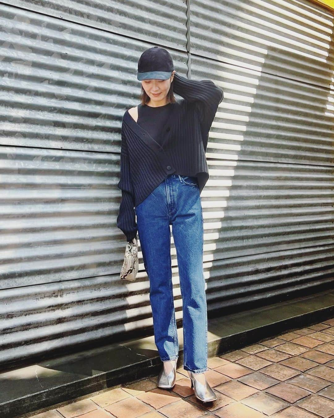 東原妙子のインスタグラム：「👖 撮った写真を見て え、私こんなに脚長かったっけ？ と二度見した @upperhights の美脚デニム『THE KELLY』 着用の特集ページがアップしています😌  着用インスタライブも予定しているので またお知らせさせてください📢  #upperheights #jeans #TheKelly」