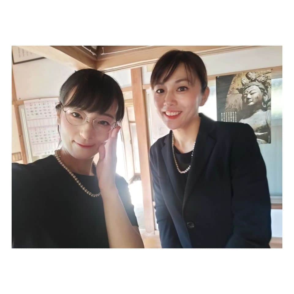 しじみのインスタグラム：「今日は長谷川さんと一緒の現場。役名は、おばさん１・おばさん２でした。  指示をする可児さん🙋 「じゃあおばさんはこっち…いや、役名です役名！」　 「おばさんたちはここで…いや、そういう意味じゃなくて！」  言い直すなw 逆に失礼だぞw」
