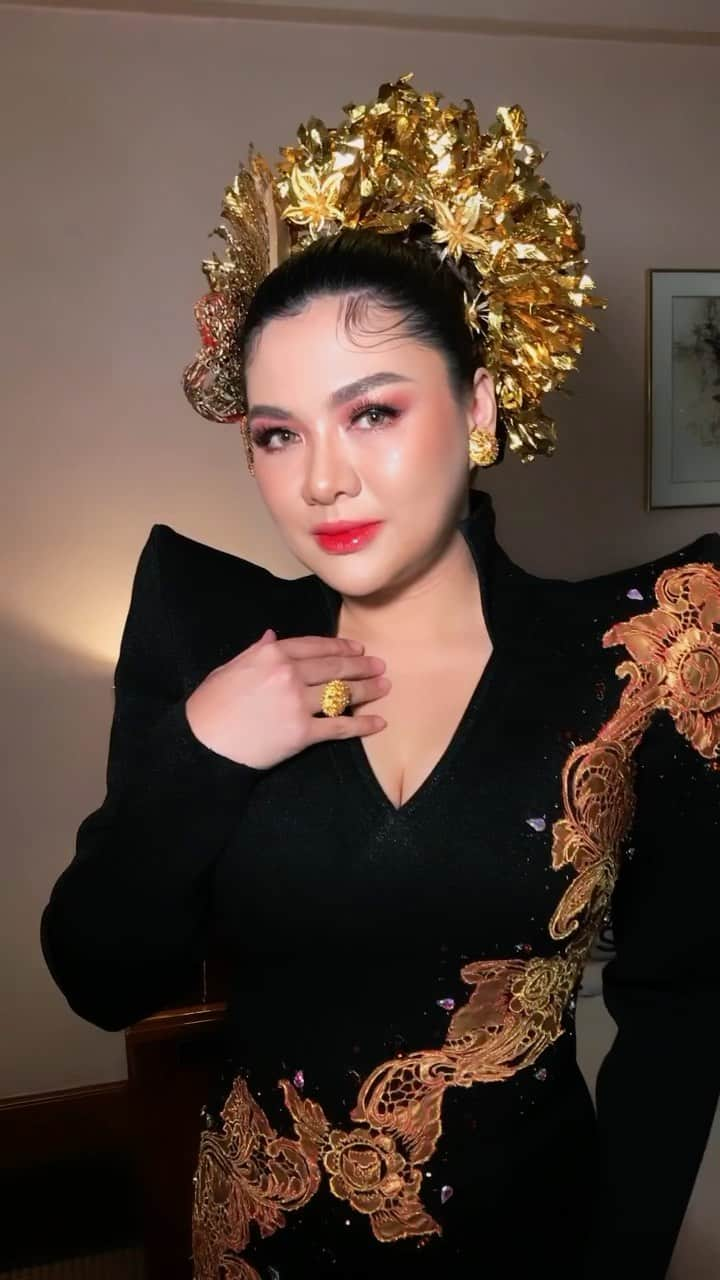 Vicky Shuのインスタグラム：「#panggungvickyshu for Malam Puncak HUT KOMPAS TV ke 12  Make up by @juniyudian  Hairdo @bynisafauziah  Dress by andalan @ekotjandra Terimakasiih kakak stylish @hermanibrahimmc」