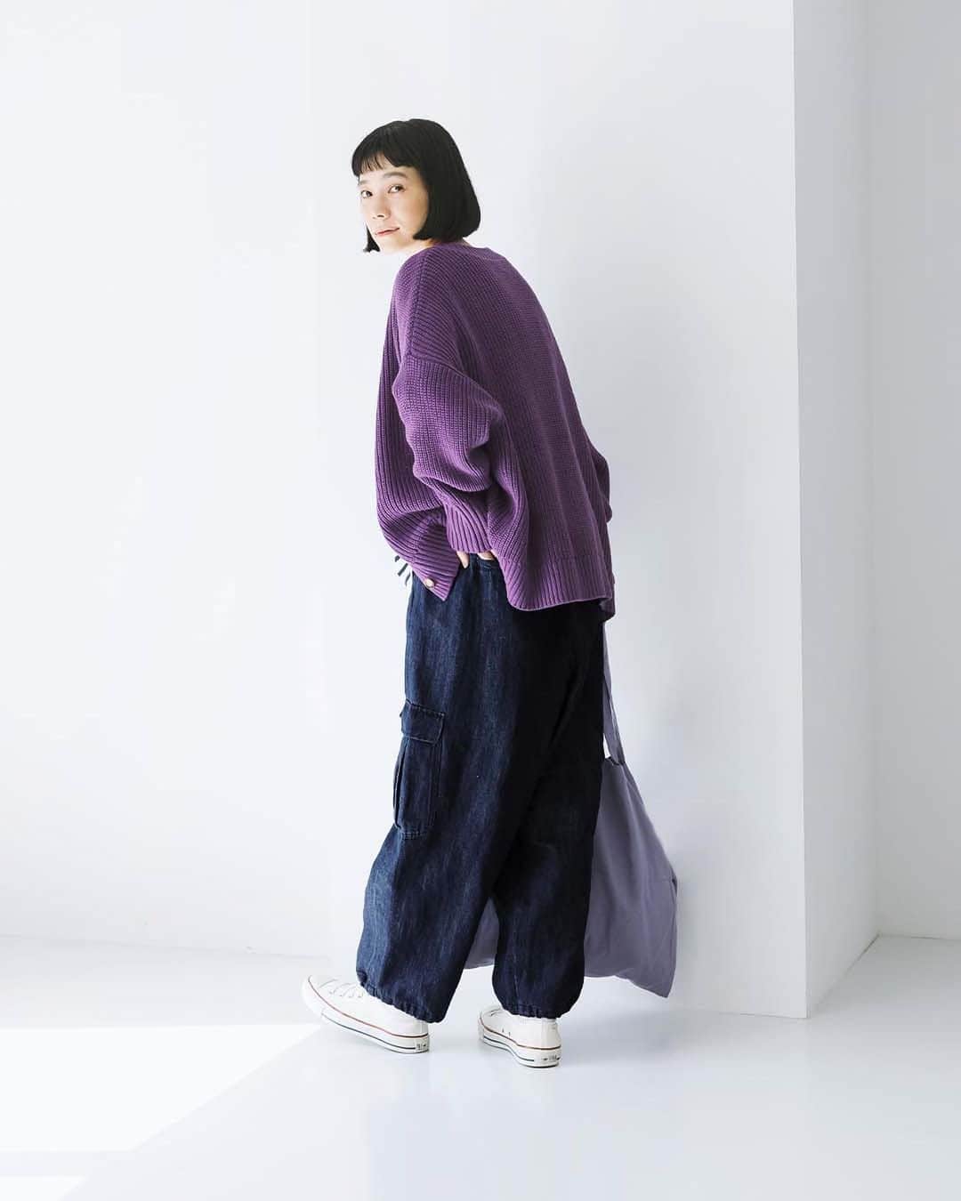 ナチュランさんのインスタグラム写真 - (ナチュランInstagram)「【 Lintu Laulu 】今の気分、こだわりデニムのカーゴパンツ  ・  ナチュランオリジナルブランド「 Lintu Laulu 」から、 こだわりデニムのカーゴパンツが届きました。  暑さが続き、装いがマンネリになりがちな今の時季、 いつもとは雰囲気の違うボトムに変えて、気分を一新しませんか。  ロングシーズン使えるアイテムのため、秋冬のコーディネートにも活躍します。  モデル身長：164cm  ----------------------------- 　Lintu Laulu -----------------------------  ■コットンリネンデニムおとなが選ぶカーゴパンツ ¥12,100 ホワイト[ 注文番号：MTO-2A83-3219-A ] ワンウォッシュ[ 注文番号：MTO-2A83-3219-B ]  -----------------------------  ▶️商品詳細やお買い物は写真のタグをタップ またはプロフィール（@natulan_official）から 「ナチュラン」のサイトにアクセスして 注文番号や商品名を検索してみてくださいね。  #lifewear #fashion #natulan #今日のコーデ #コーディネート #ファッション #ナチュラル #ナチュラン #日々の暮らし #暮らしを楽しむ #シンプルライフ #シンプルコーデ #大人女子 #大人カジュアルコーデ #大人服 #パンツ #パンツコーデ #カーゴパンツ #デニム #デニムコーデ #コットン #リネン #秋コーデ #ナチュランオリジナルブランド #リントゥラウル #LintuLaulu #natulan_official.」9月13日 15時28分 - natulan_official