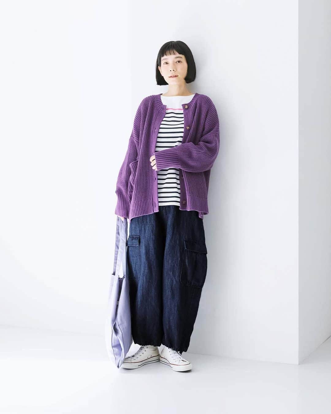 ナチュランさんのインスタグラム写真 - (ナチュランInstagram)「【 Lintu Laulu 】今の気分、こだわりデニムのカーゴパンツ  ・  ナチュランオリジナルブランド「 Lintu Laulu 」から、 こだわりデニムのカーゴパンツが届きました。  暑さが続き、装いがマンネリになりがちな今の時季、 いつもとは雰囲気の違うボトムに変えて、気分を一新しませんか。  ロングシーズン使えるアイテムのため、秋冬のコーディネートにも活躍します。  モデル身長：164cm  ----------------------------- 　Lintu Laulu -----------------------------  ■コットンリネンデニムおとなが選ぶカーゴパンツ ¥12,100 ホワイト[ 注文番号：MTO-2A83-3219-A ] ワンウォッシュ[ 注文番号：MTO-2A83-3219-B ]  -----------------------------  ▶️商品詳細やお買い物は写真のタグをタップ またはプロフィール（@natulan_official）から 「ナチュラン」のサイトにアクセスして 注文番号や商品名を検索してみてくださいね。  #lifewear #fashion #natulan #今日のコーデ #コーディネート #ファッション #ナチュラル #ナチュラン #日々の暮らし #暮らしを楽しむ #シンプルライフ #シンプルコーデ #大人女子 #大人カジュアルコーデ #大人服 #パンツ #パンツコーデ #カーゴパンツ #デニム #デニムコーデ #コットン #リネン #秋コーデ #ナチュランオリジナルブランド #リントゥラウル #LintuLaulu #natulan_official.」9月13日 15時28分 - natulan_official