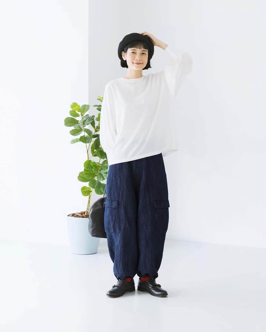 ナチュランさんのインスタグラム写真 - (ナチュランInstagram)「【 Lintu Laulu 】今の気分、こだわりデニムのカーゴパンツ  ・  ナチュランオリジナルブランド「 Lintu Laulu 」から、 こだわりデニムのカーゴパンツが届きました。  暑さが続き、装いがマンネリになりがちな今の時季、 いつもとは雰囲気の違うボトムに変えて、気分を一新しませんか。  ロングシーズン使えるアイテムのため、秋冬のコーディネートにも活躍します。  モデル身長：164cm  ----------------------------- 　Lintu Laulu -----------------------------  ■コットンリネンデニムおとなが選ぶカーゴパンツ ¥12,100 ホワイト[ 注文番号：MTO-2A83-3219-A ] ワンウォッシュ[ 注文番号：MTO-2A83-3219-B ]  -----------------------------  ▶️商品詳細やお買い物は写真のタグをタップ またはプロフィール（@natulan_official）から 「ナチュラン」のサイトにアクセスして 注文番号や商品名を検索してみてくださいね。  #lifewear #fashion #natulan #今日のコーデ #コーディネート #ファッション #ナチュラル #ナチュラン #日々の暮らし #暮らしを楽しむ #シンプルライフ #シンプルコーデ #大人女子 #大人カジュアルコーデ #大人服 #パンツ #パンツコーデ #カーゴパンツ #デニム #デニムコーデ #コットン #リネン #秋コーデ #ナチュランオリジナルブランド #リントゥラウル #LintuLaulu #natulan_official.」9月13日 15時28分 - natulan_official