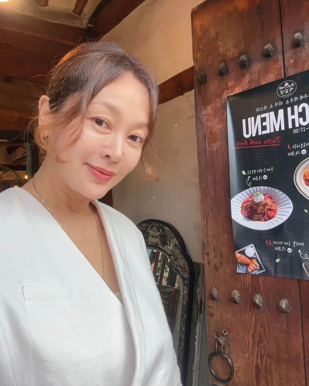 イ・スンヨンのインスタグラム：「비오는날 익선동 얼떨결에 미팅~~  빗소리와 재즈  운치와 정경  마음에 빗소리가 스민다~~  #익선동핫플 #비내리는익선동 #애일당 #좋다💚」
