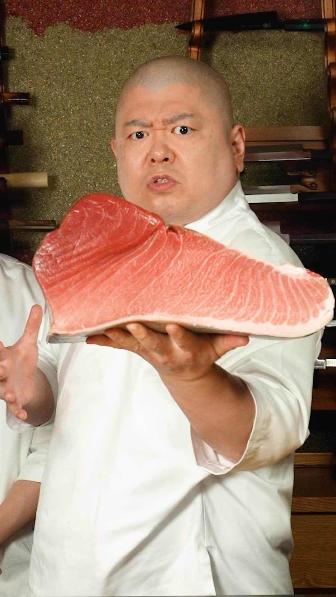  WATANABETAKAYOSHIのインスタグラム：「OOTORO DO-ZO nuri nuri  #tasty#dozo#sushi#sushibae#chef#teruzushi#knife」