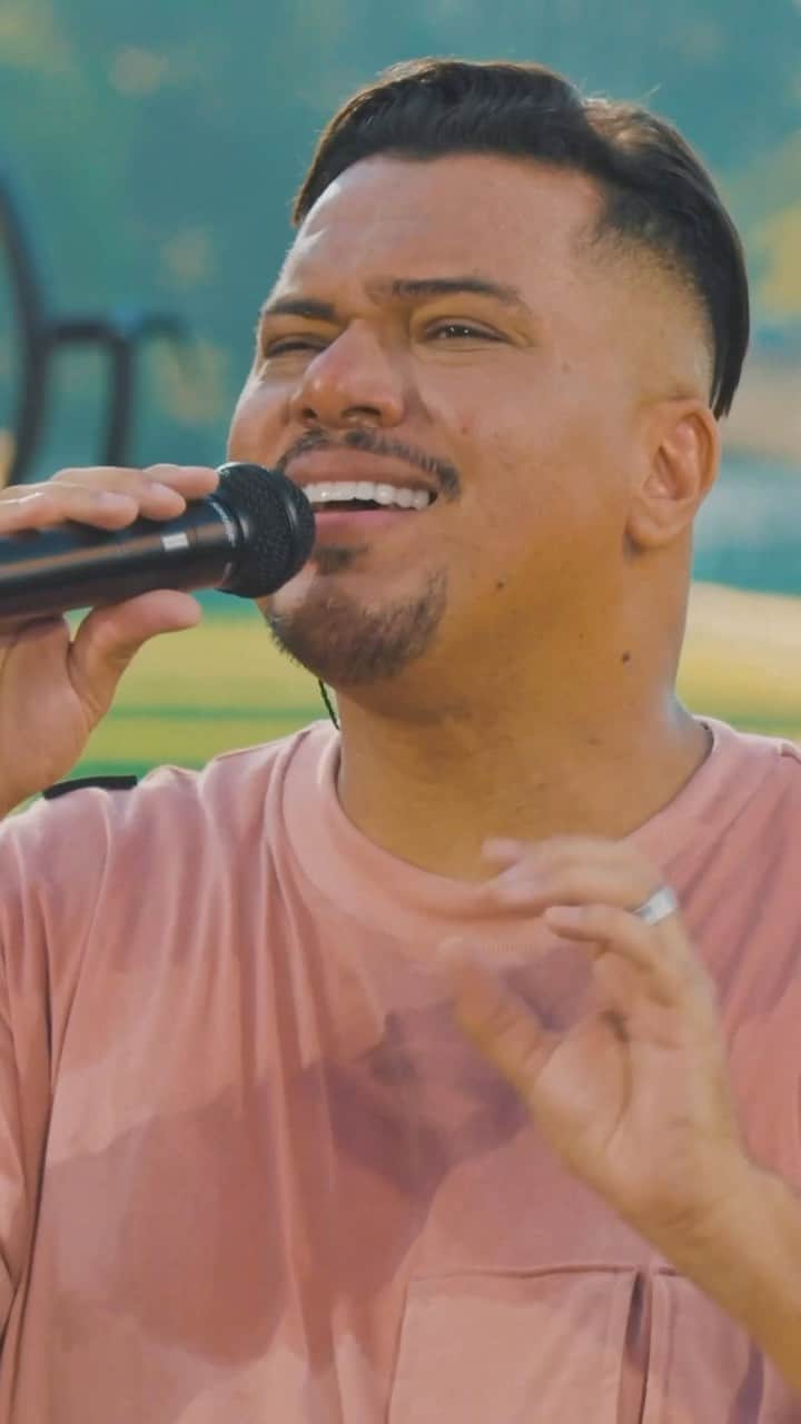 Sorriso Marotoのインスタグラム：「Segura esse esquenta aí, turma! 🙌🏽   Já prepara o churras, as geladas e chama geral, que esse álbum aqui é pra ouvir com força! 😎🍺  O álbum Sorriso Eu Gosto No Pagode - Parte 1, tá chegando amanhã (14/09), às 21h em todos os apps de música! Quem aí tá ansioso? 🎶💛」