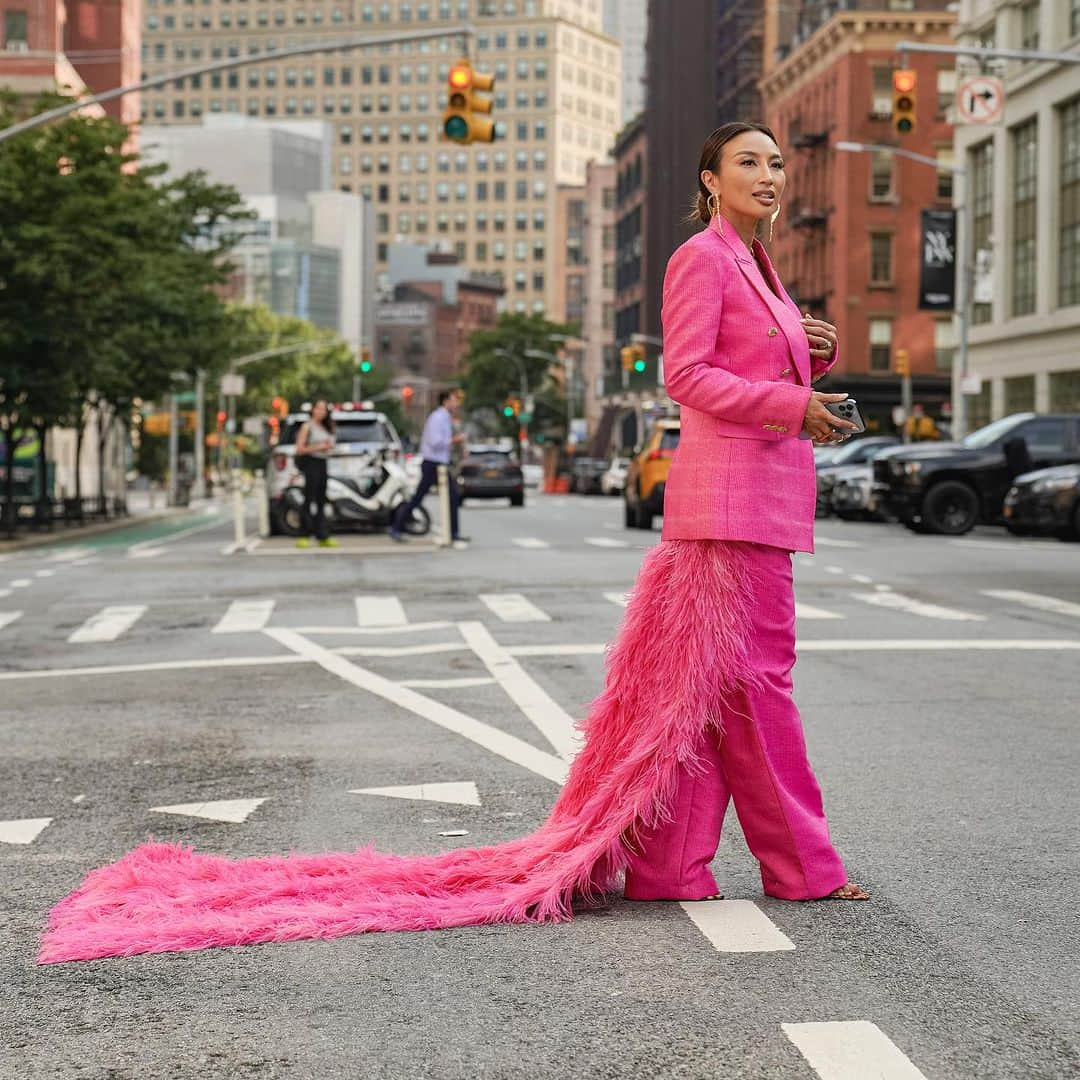 ジーニー・チェンマイのインスタグラム：「You’re welcome NY, for my complimentary street cleaning 🩷」