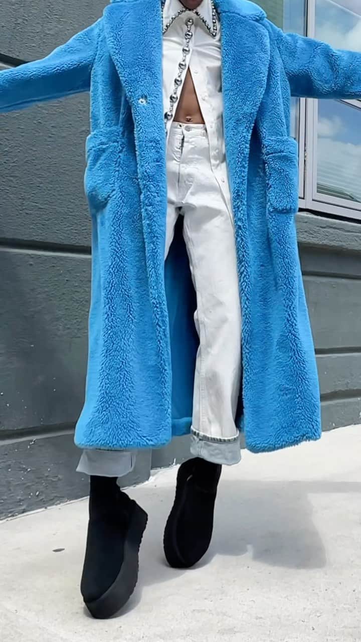 アグのインスタグラム：「Are you a Tazz girly or a Dipper girly?  Let us know in the comments. 💬  Monica wears the Raquelle Jacket (coming soon) with the Tazz and the Alesandra Wrap Coat with the Dipper.  Featured: @monicaahanonu  🎥: @ofbecomingus   #UGG #FeelsLikeUGG」