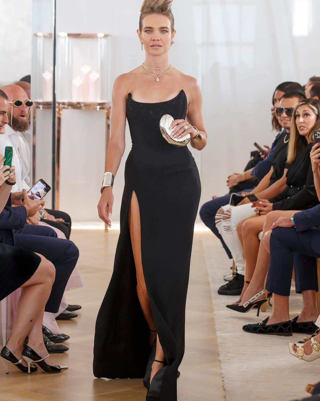 ジバンシィのインスタグラム：「Tiffany & Co. Chief Artistic Officer Nathalie Verdeille pays homage to Jean Schlumberger’s masterworks in her expression of Blue Book 2023: Out of the Blue at The Landmark in New York City. Models dressed in Givenchy haute couture and ready-to-wear showcase jewels from the collection's existing themes of Shell, Coral, Pisces, Star Urchin and Starfish, as well as introducing a new theme: Sea Anemone. Link in bio. #TiffanyBlueBook #TiffanyHighJewelry #JeanSchlumberger #ElsaPeretti #TiffanyAndCo #Givenchy」